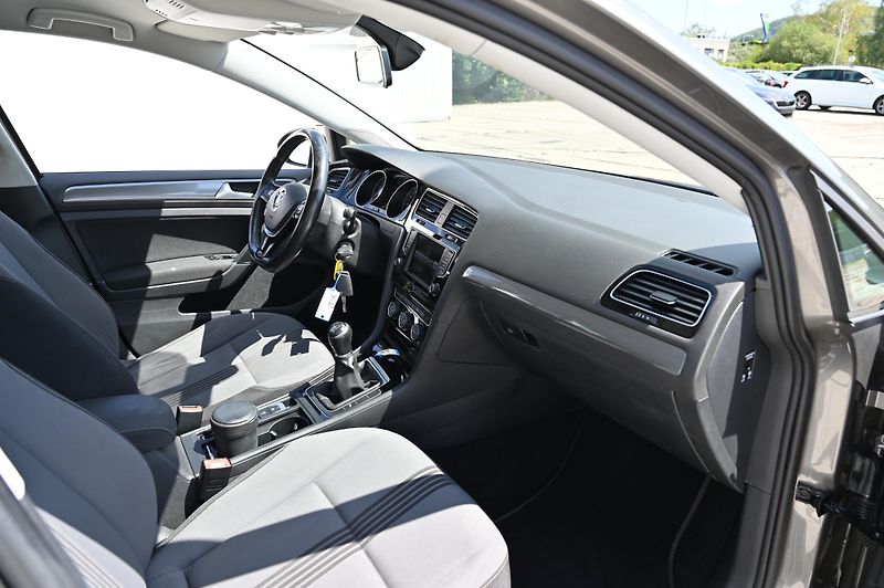 Volkswagen Golf 1.2TSI 81KW BMT rezervace - fotka 27 z 46