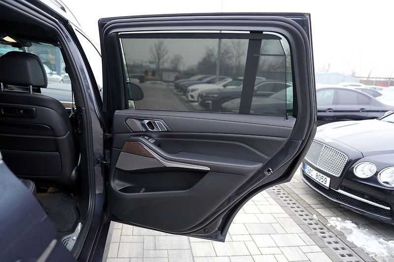 BMW X7 M50i xDrive/AT9/22/ČR/530 PS - fotka 22 z 49
