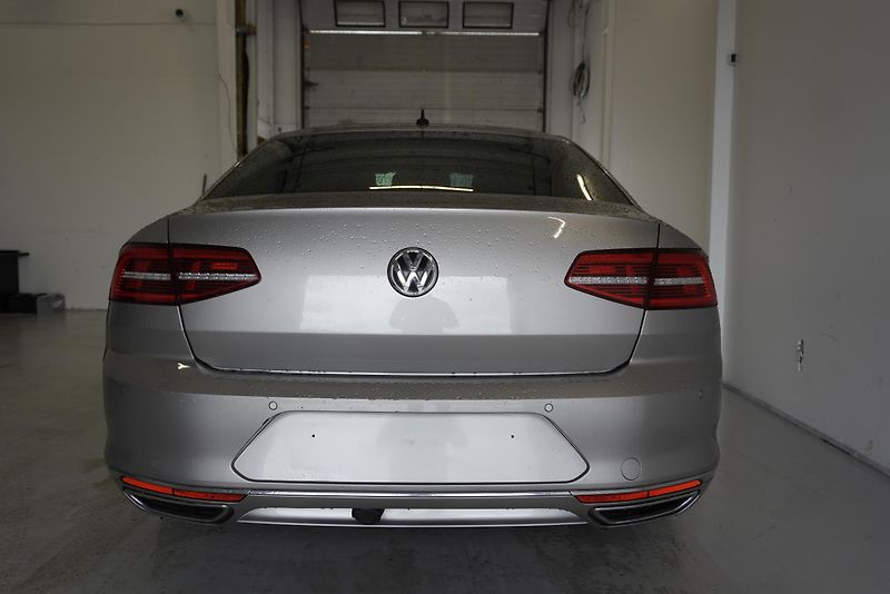 Volkswagen Passat 2.0TSi 165kW AUTOMAT - fotka 9 z 30