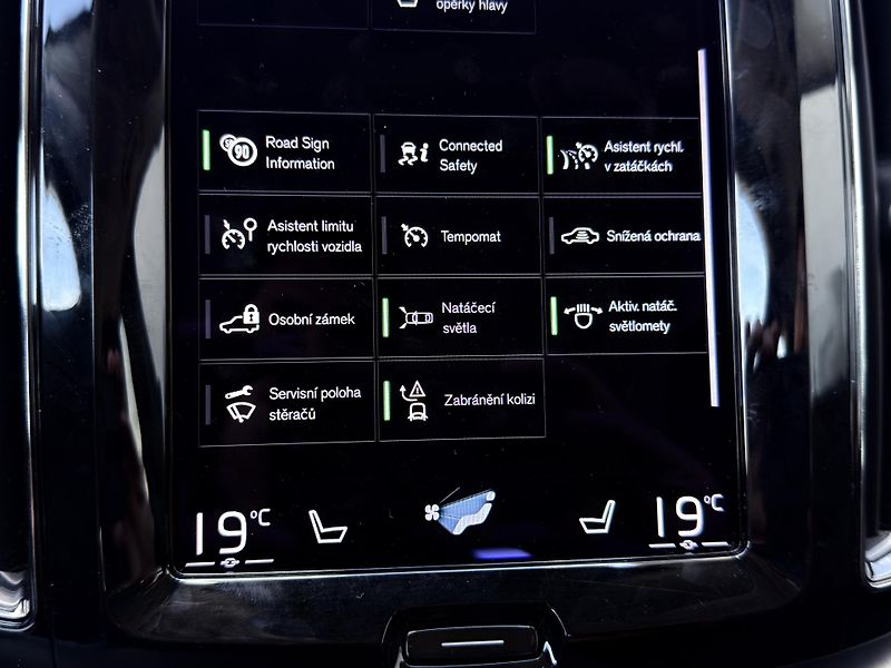 Volvo XC60 B4 AWD (nafta) // REZERVACE - fotka 31 z 47