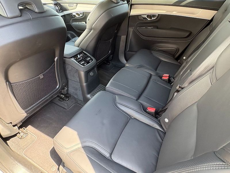 Volvo XC90 Plus Black Edition T8 AWD 335k - fotka 17 z 27