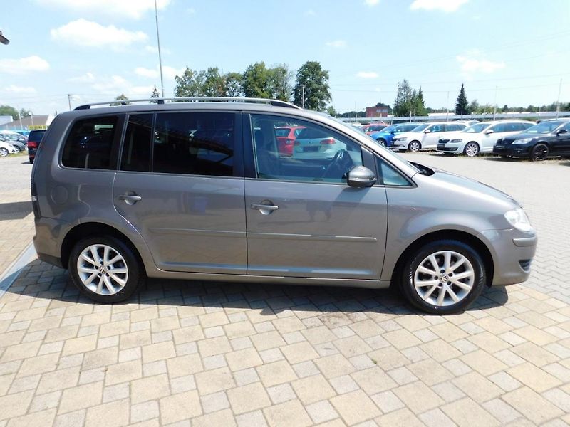 Volkswagen Touran (2009) 1.9 TDi DSG - fotka 3 z 31