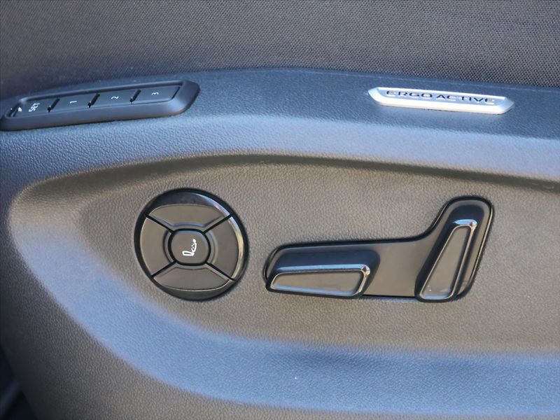 Volkswagen Tiguan 2,0 TDI 142kW DSG R-Line DPH - fotka 17 z 38
