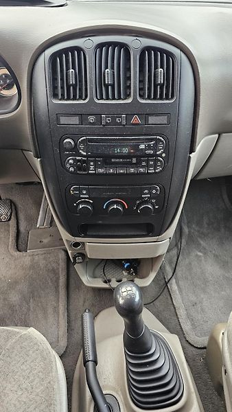 Chrysler Voyager 2.5 105kW 7 MÍST,TEMPOMAT - fotka 17 z 32