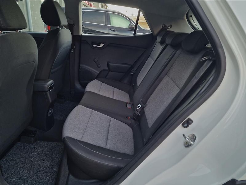 Kia Stonic 1.2 DPI 62kW Comfort,ČR,1.Maj - fotka 17 z 47