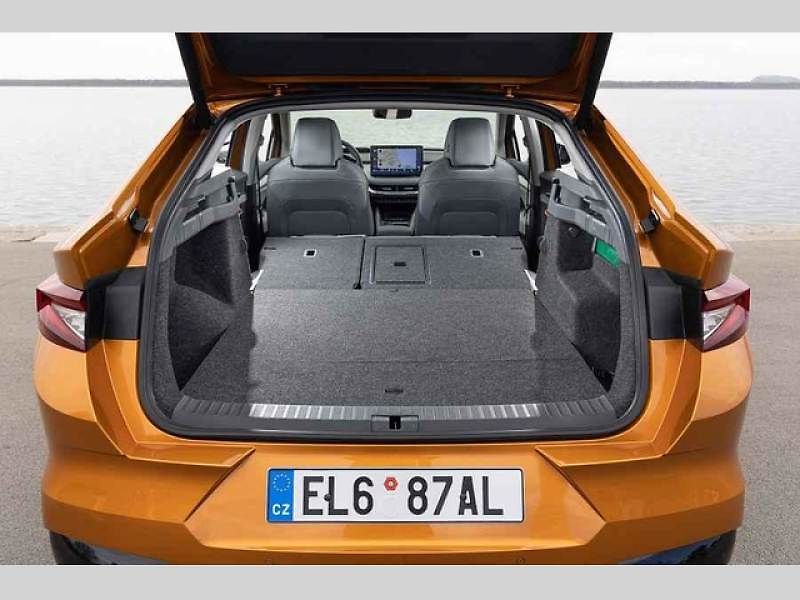 Plně elektrické SUV Škoda Enyaq Coupé iV (na snímku) se představilo v roce 2022 a vzbudilo u zákazníků velký zájem. Automobilka zrychluje svoji elektrickou ofenzivu: do roku 2026 představí tři zcela nové elektrické modely a další budou následovat.