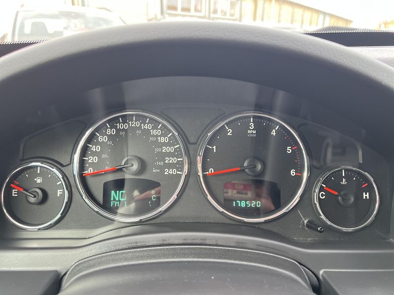 Jeep Cherokee 2.8CRD MANUÁL 6.R.ST. KLIMA - fotka 15 z 38