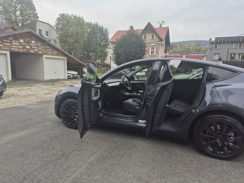 Tesla Model Y RWD 220kw TZ SOH 93,6 % - fotka 13 z 49