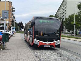 Existuje pár výjimek, kdy řidiči aut mohou autobusy beztrestně objet. Ilustrační foto