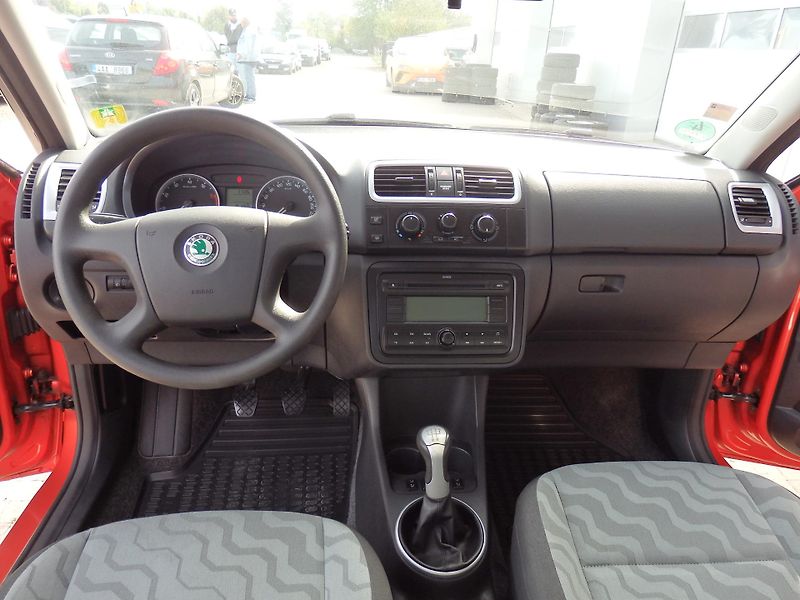 Škoda Fabia 1.4 16V KLIMATIZACE, ESP - fotka 11 z 13