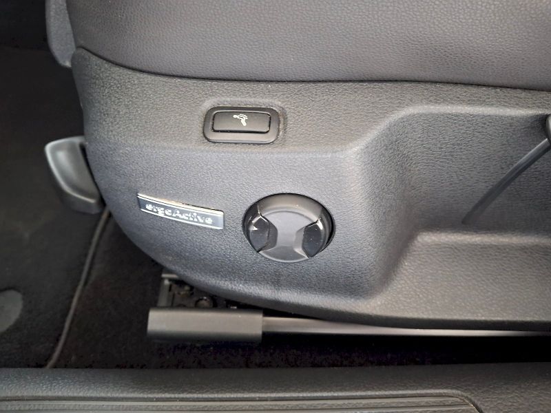 Volkswagen Golf (2015) Variant HighLine 1,6TDi 77kW - fotka 28 z 32