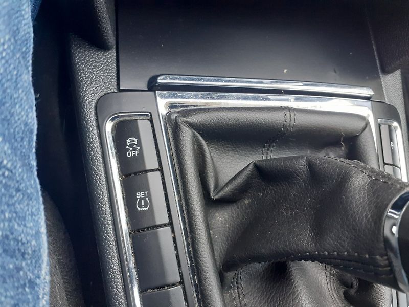 Škoda Superb (2011) 2.0 TDi Elegance - fotka 16 z 37
