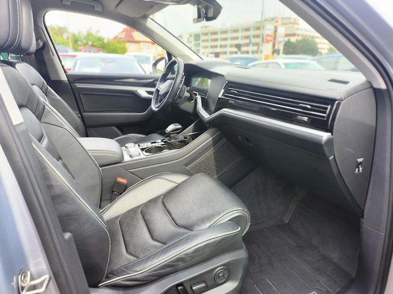 Volkswagen Touareg Elegance 3.0TDi 210kW A8 4x4 - fotka 8 z 27