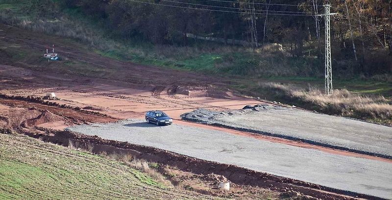 Stavba dálnice D6 u Lubence.