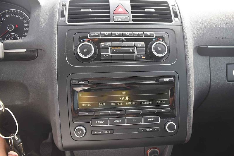 Volkswagen Touran působí usedle, ale je to dobrý rodinný společník