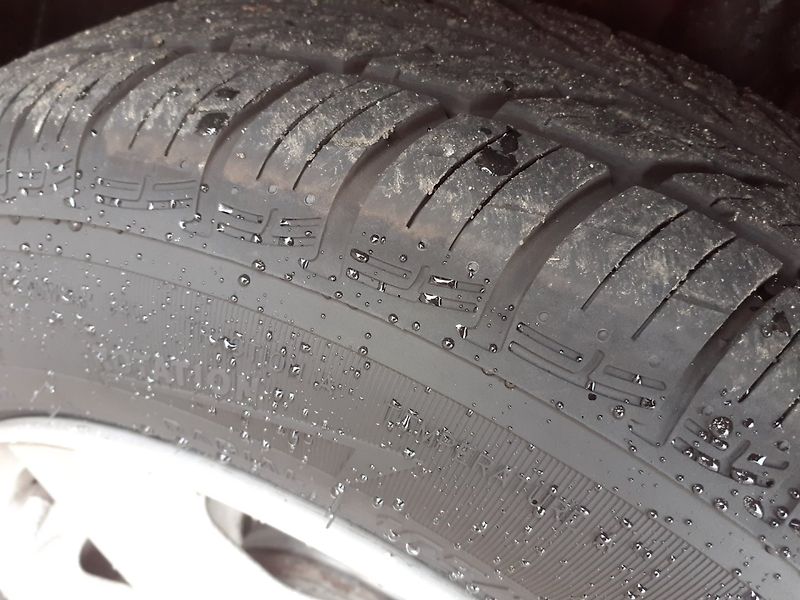 Toyota Yaris (2008) 1.3 i KLIMA ČR - fotka 19 z 27