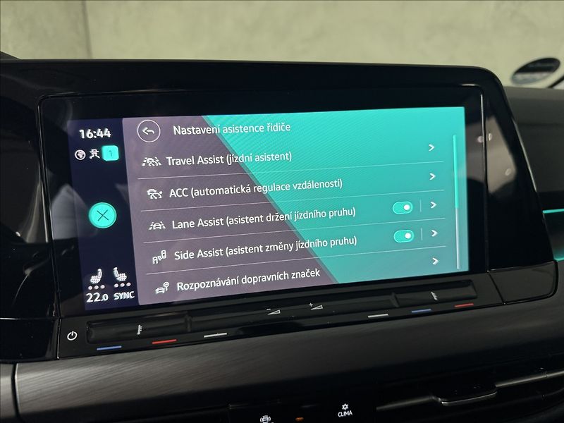 Volkswagen Golf 2,0 TDi  DSG Style LED Assist - fotka 25 z 47