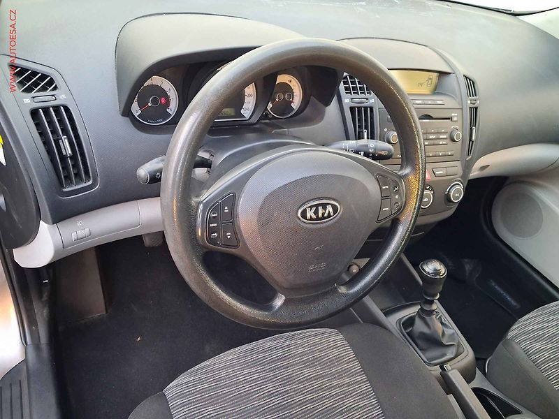 Kia Ceed (2009) 1.4CVVT, ČR, AC, tempo - fotka 12 z 15