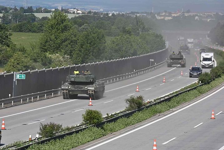 První armádní výcvik přesunu tanků Leopard 2A4 na dálnici D35.