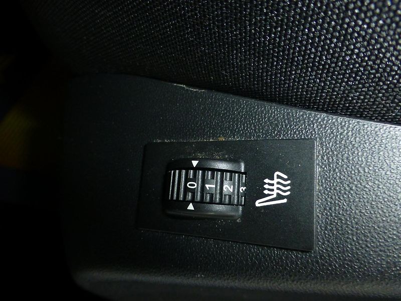 Peugeot 2008 (2019) 1,2i-81KW*PARK.S*ALU*VYHŘ.SED* - fotka 12 z 27