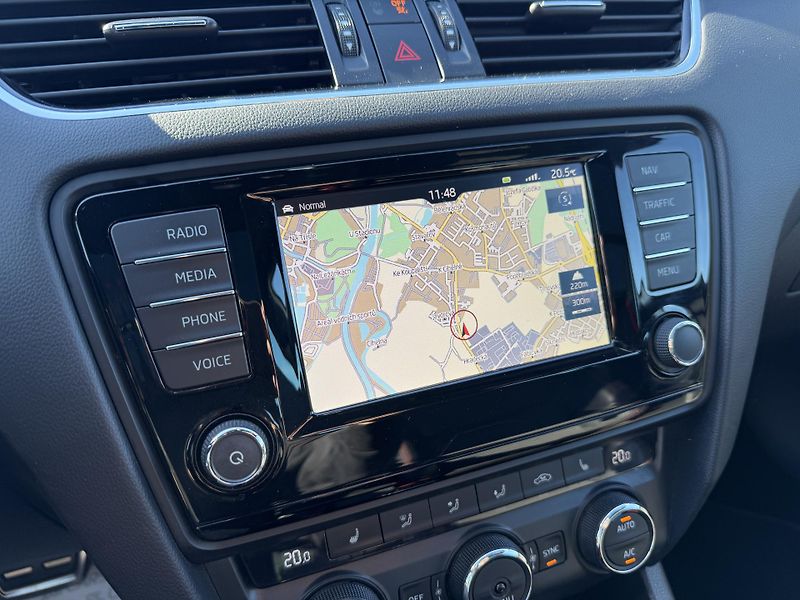 Škoda Octavia RS 2.0 TSI CHALLENGE DSG XENON - fotka 21 z 49