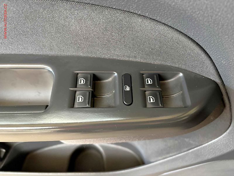 Volkswagen Touran (2008) 2.0 - fotka 12 z 14