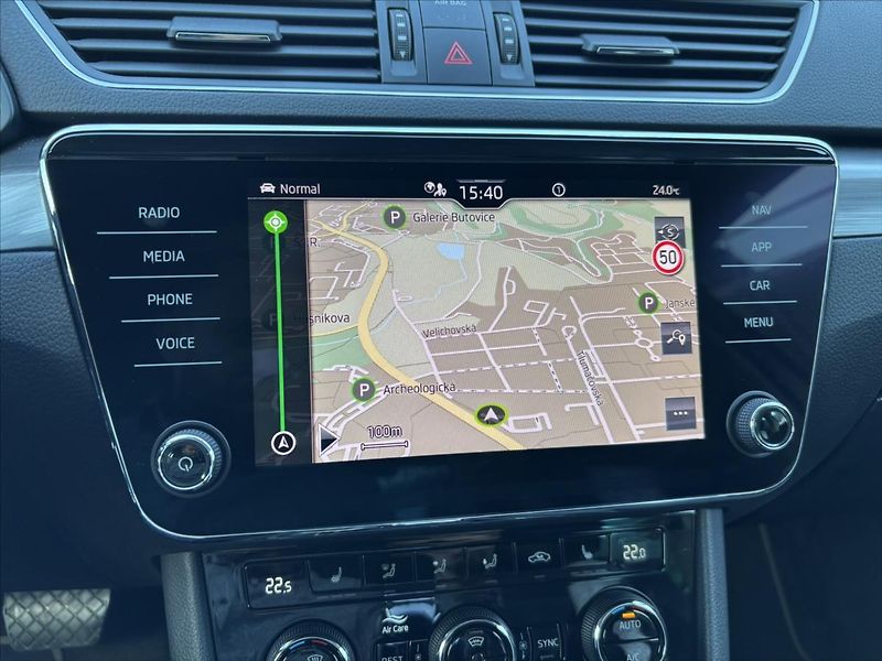 Škoda Superb 2,0 TDi AT Style SERVIS - fotka 19 z 43