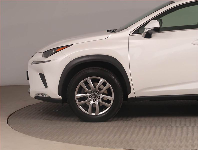 Lexus NX 300h (2021) 300h - fotka 14 z 21