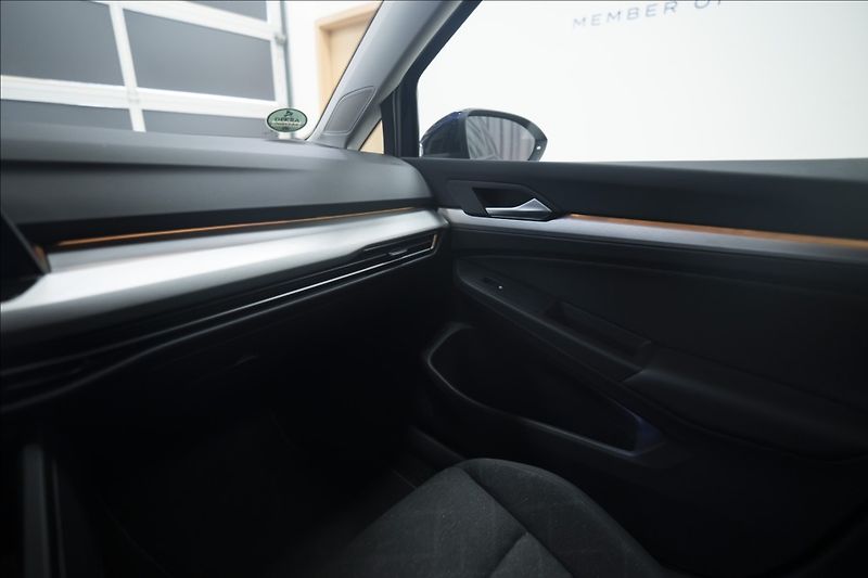 Volkswagen Golf 1,5 eTSI DSG KAMERA VÝHŘEV ČR - fotka 32 z 44