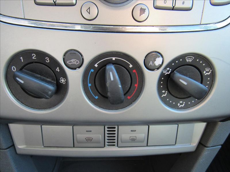 Ford Focus 1,6 74kW Combi - fotka 17 z 24