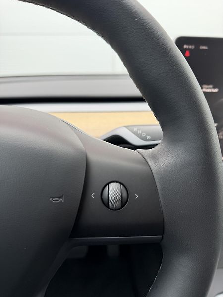 Tesla Model Y SR RWD LFP 220kW 1.Maj DPH - fotka 12 z 26
