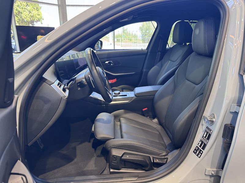 BMW Řada 3 320d xDrive Touring M-Sport - fotka 6 z 22
