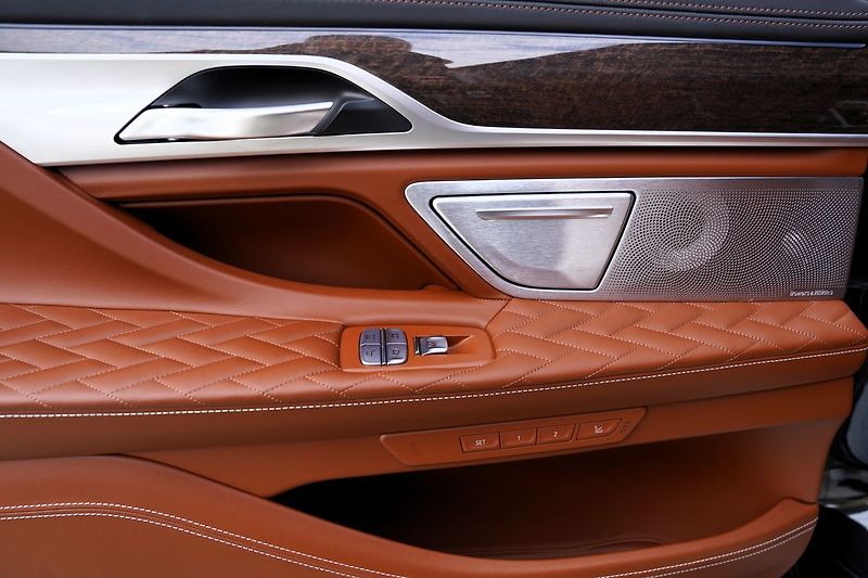 BMW Ostatní M760Li xDrive/6.6i/V12/590PS - fotka 16 z 47