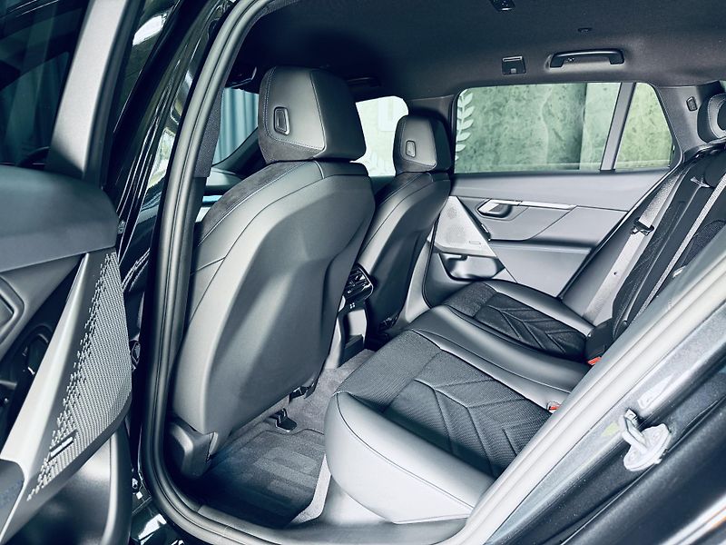 BMW Řada 5 (2025) 520i*ZÁRUKA*TAŽNÉ*HARM&KARDON - fotka 36 z 43