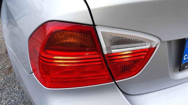 Přední část jakoby byla z většího vozu, než ta zadní. Tuto asymetrii ale BMW dotáhlo do extrému až u některých kusů jedničkové řady.