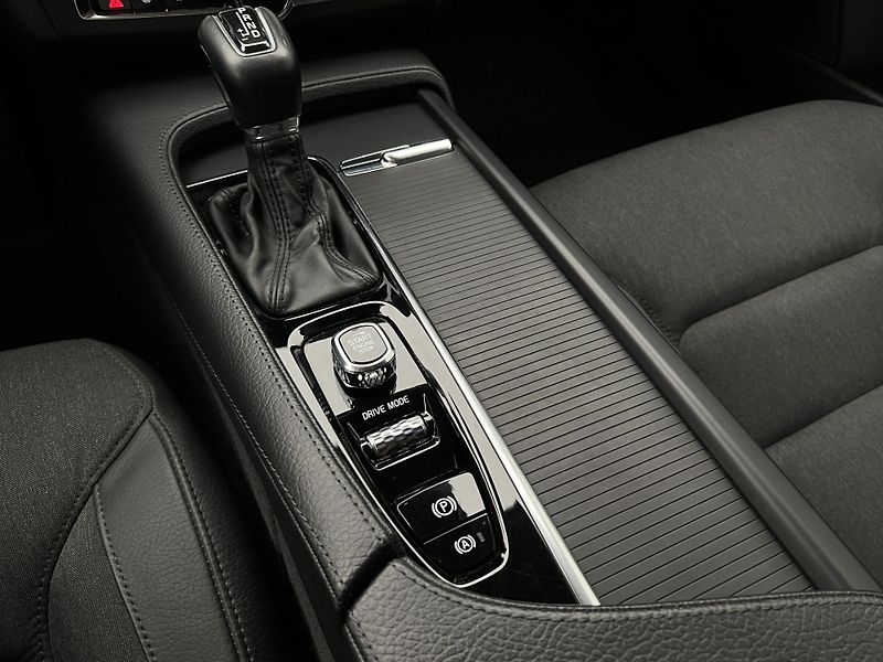 Volvo S90 D4 AWD MOMENTUM AUT - fotka 25 z 44