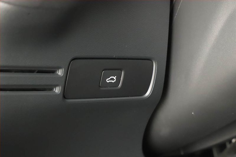 Volvo XC40 (2023) B3 - fotka 21 z 26