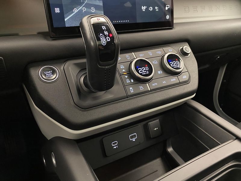 Land Rover Defender P400 X-DYNAMIC HSE AWD CZ - fotka 18 z 46