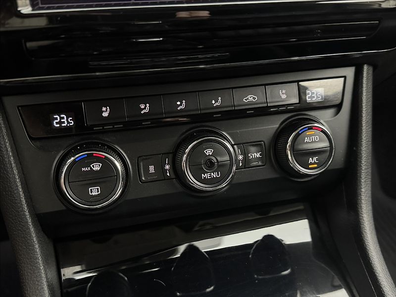 Škoda Superb 2,0 DSG L&K DPH NZ.TOP DCC TZ - fotka 26 z 49