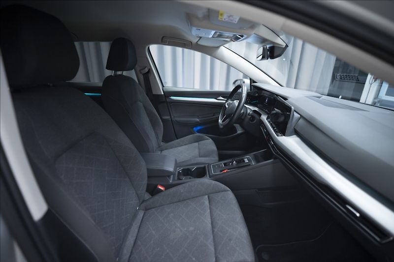 Volkswagen Golf 1,5 eTSI DSG KAMERA VÝHŘEV ČR - fotka 8 z 45
