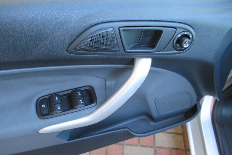 Ford Fiesta 1.2i KLIMA  SADA ALU KOL - fotka 16 z 20