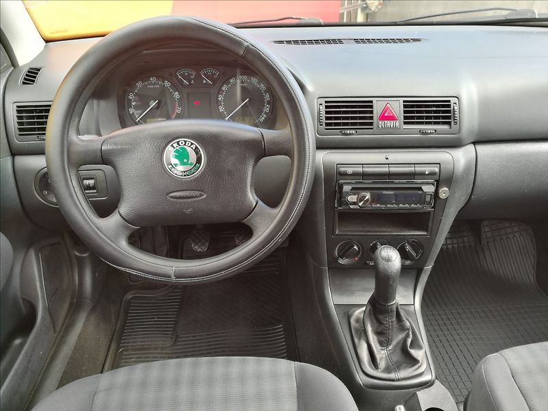 Škoda Octavia 1,6 i Tour kombi klima - fotka 5 z 14