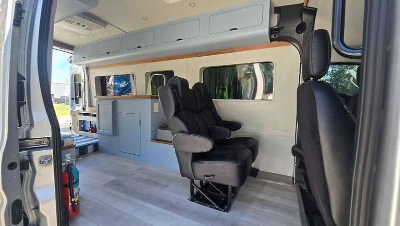 Campervan od firmy Road Dog Vans je přizpůsobený pro cestování se psy.