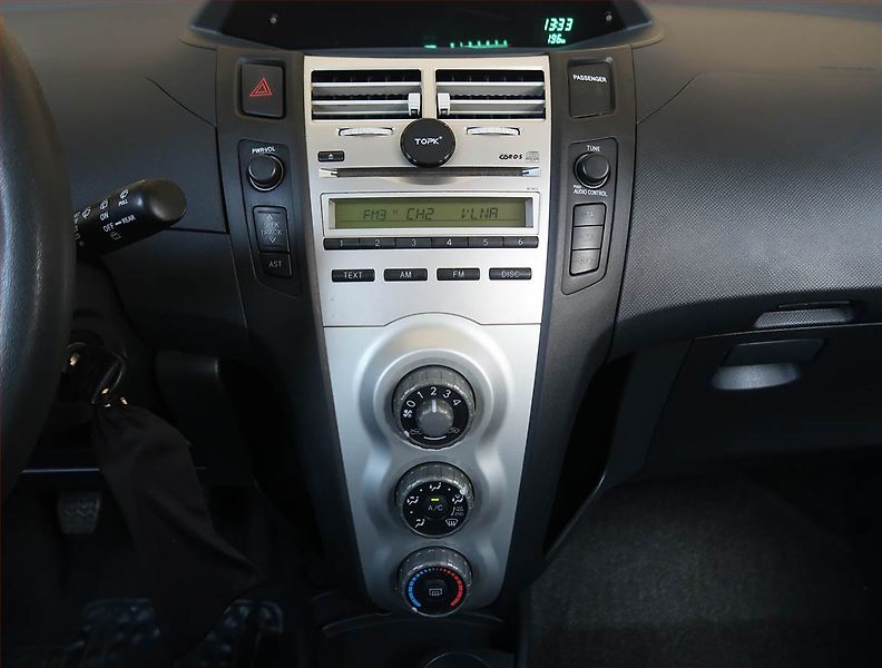Toyota Yaris (2008) 1.0 VVT-i - fotka 12 z 14
