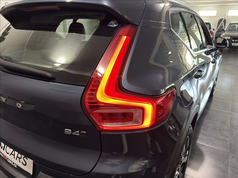 Volvo XC40 2,0   B4 AWD MOMENTUM DPH - fotka 29 z 35