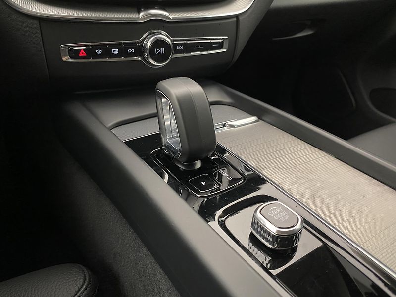 Volvo XC60 B4 AWD DARK PLUS AUT CZ - fotka 27 z 60