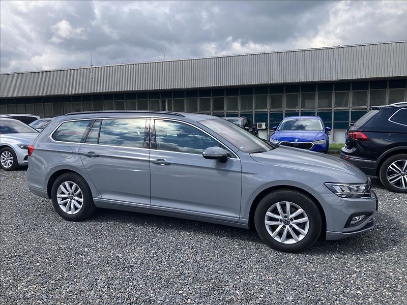 Volkswagen Passat 2,0 PANORAMA,KEYLESS,EL.KUFR - fotka 8 z 29
