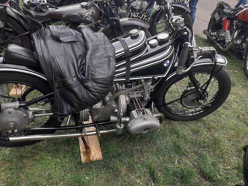 Milovníci historických automobilů i motocyklů si první říjnovou sobotu přišli na své při tradičním závodu Brno-Soběšice.