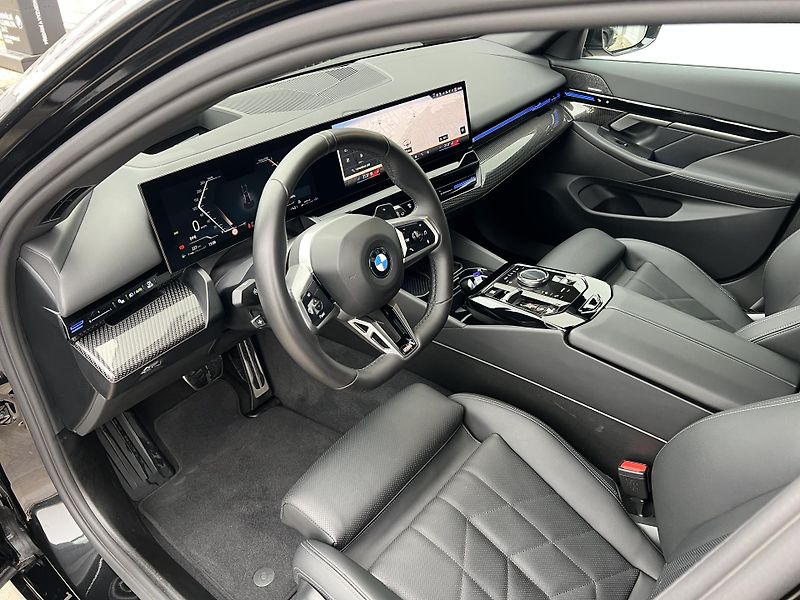 BMW Řada 5 520d xDrive Touring M-Sport - fotka 12 z 31