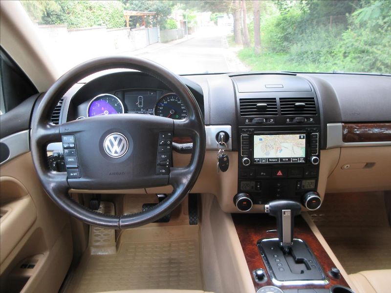 Volkswagen Touareg 3,0 TDi, Navi, Kůže, aut. Tažn - fotka 17 z 36